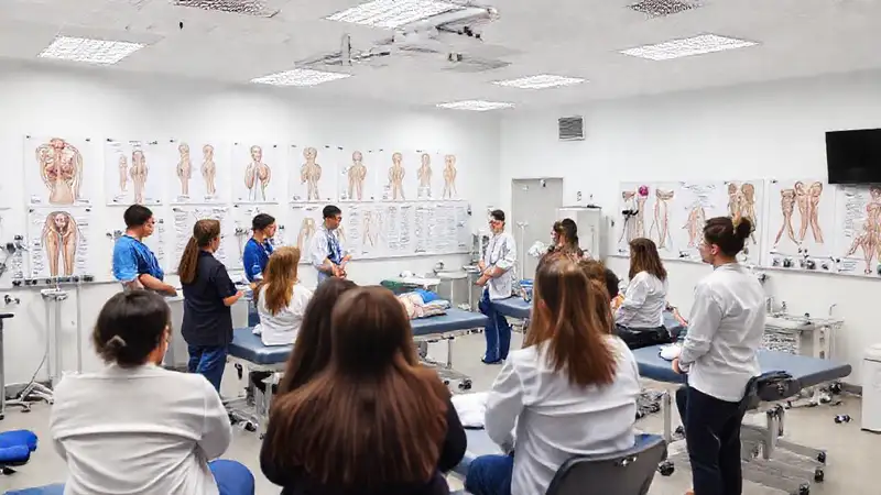Entrenamiento en fisioterapia en entorno moderno y organizado