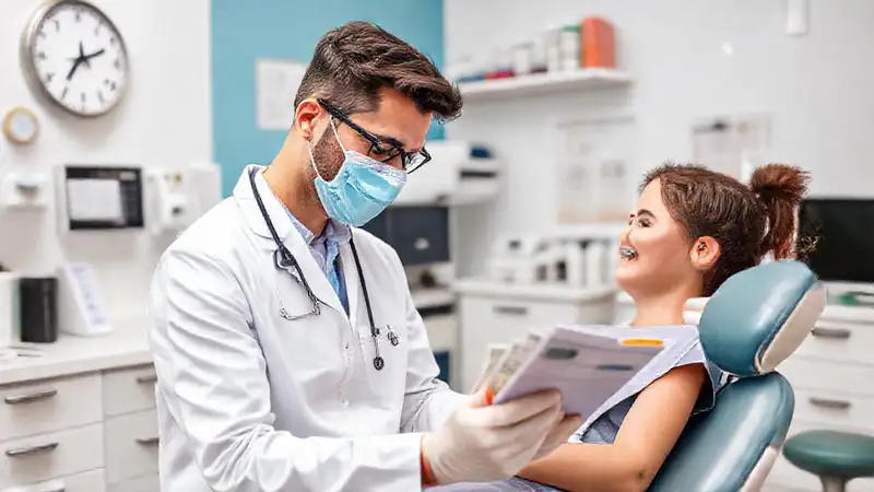 Estudiante de odontología en clínica moderna organizada