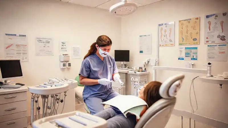 Clínica dental moderna y acogedora para pacientes