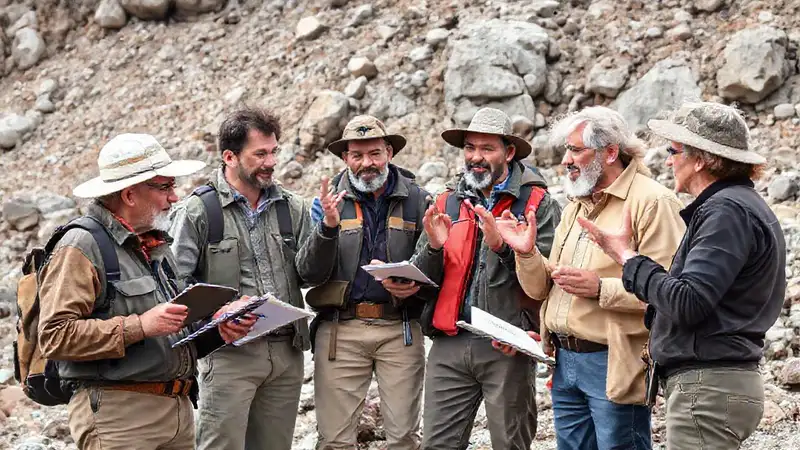 Geólogos discuten en campo con entusiasmo