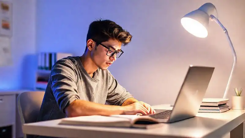 Estudiante concentrado en un ambiente ordenado