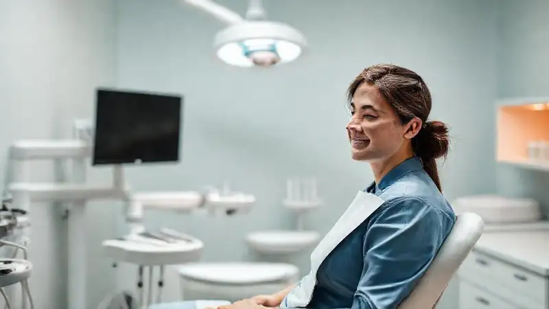 Dentista tranquilo en clínica serena y moderna