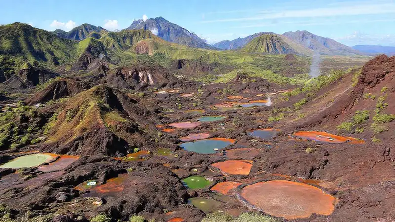 Paisaje volcánico verde, geológico y biodiverso