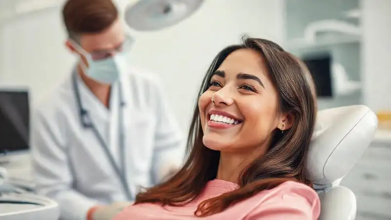 Paciente sonriente en clínica dental moderna