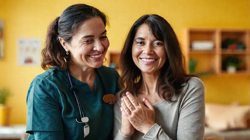 Terapeuta ocupacional guía con empatía en entorno cálido