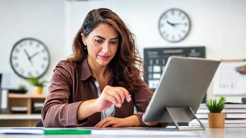 Mujer profesional organiza su espacio de trabajo