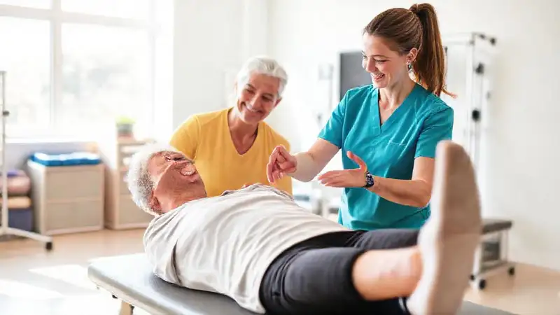 Sesión de fisioterapia con atención y apoyo