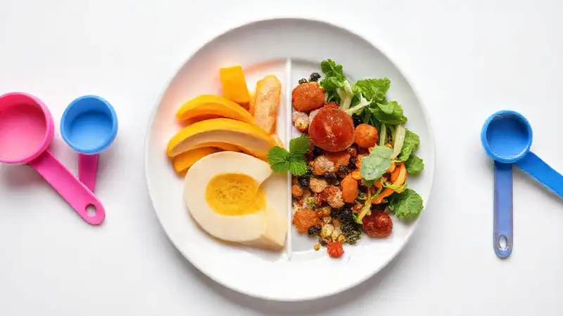 Plato con porciones balanceadas y coloridas