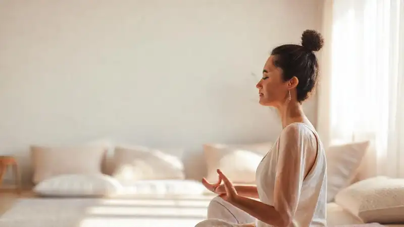 Persona tranquila meditando en ambiente pacífico