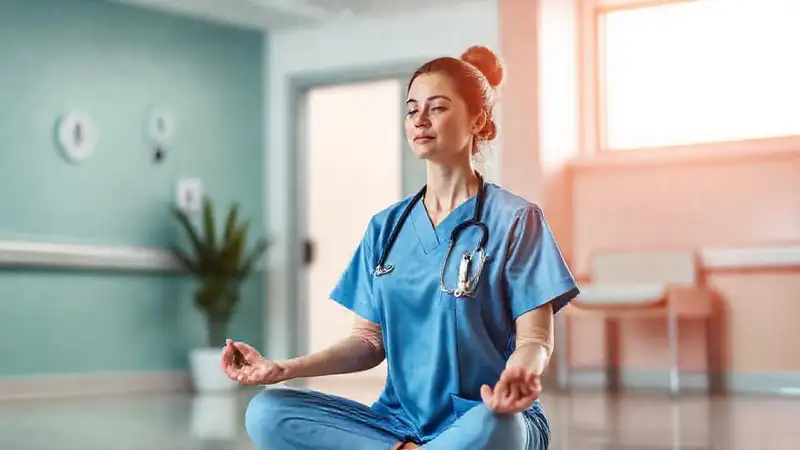 Enfermera meditando en entorno hospital tranquilo