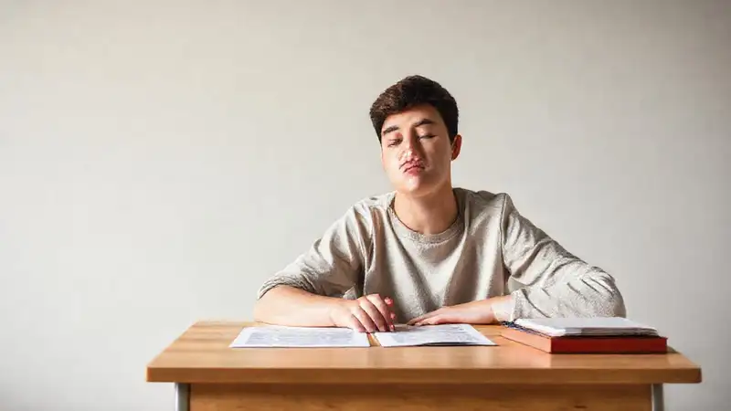 Estudiante calmado estudiando en ambiente relajante