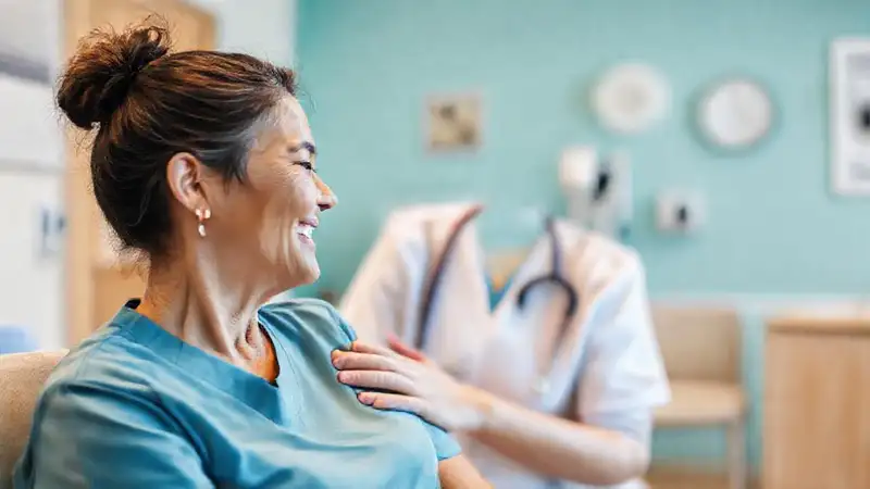 Enfermera tranquila y empática en clínica moderna