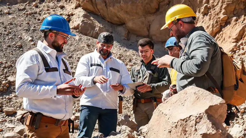 Geólogos colaboran en cantera, analizan rocas