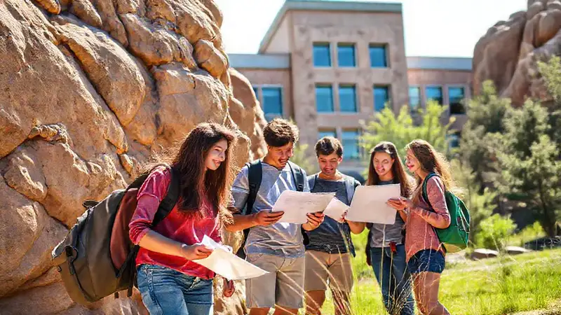 Estudiantes estudiando outdoors en entorno vibrante
