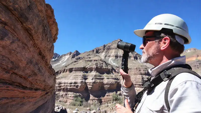 Geólogo inspecciona formaciones rocosas en montaña
