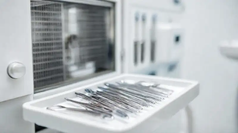 Instrumentos dentales esterilizados en ambiente limpio