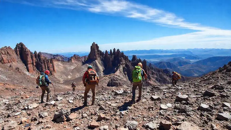 Exploración geológica en paisaje rocoso y montañoso