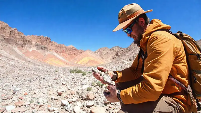 Geólogo explorando formaciones rocosas en outdoors