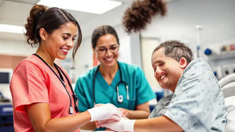 Estudiante de enfermería practica curaciones en hospital