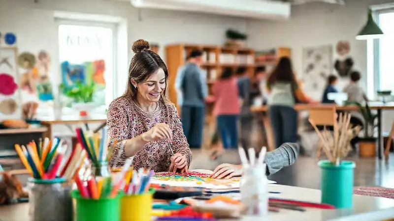 Terapia creativa en ambiente inspirador y colorido