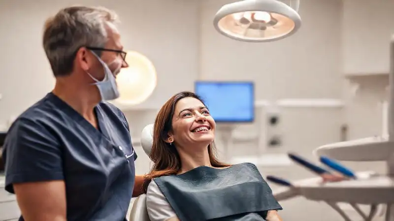 Dentista y paciente en ambiente confiable y moderno