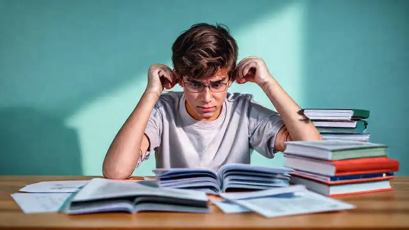 Estudiante concentrado en un ambiente tranquilo