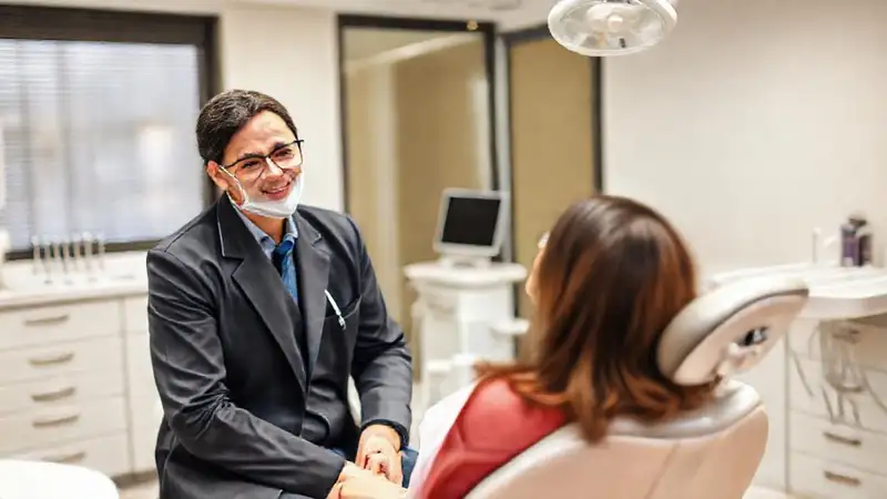 Dentista profesional y amigable en clínica moderna