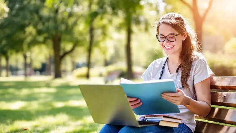 Estudiante de odontología disfrutando en parque soleado