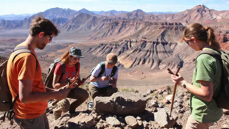 Estudiantes hacen geología en paisaje montañoso