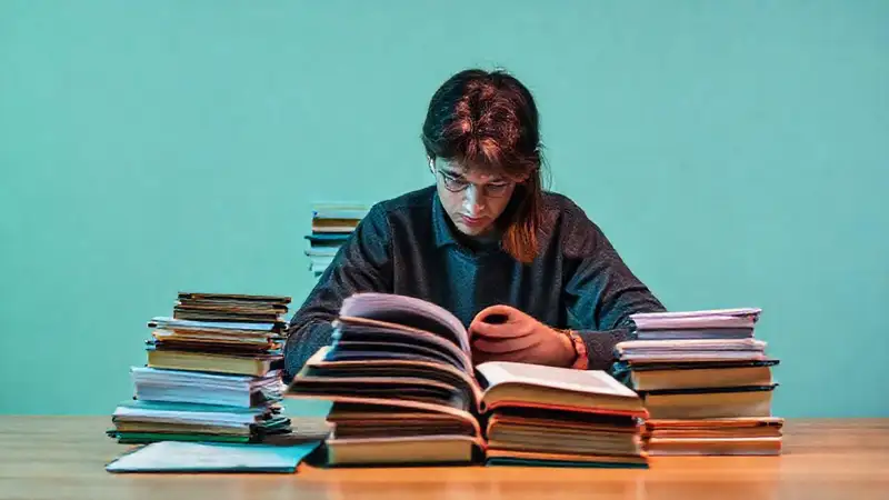 Estudiante concentrado en un escritorio ordenado