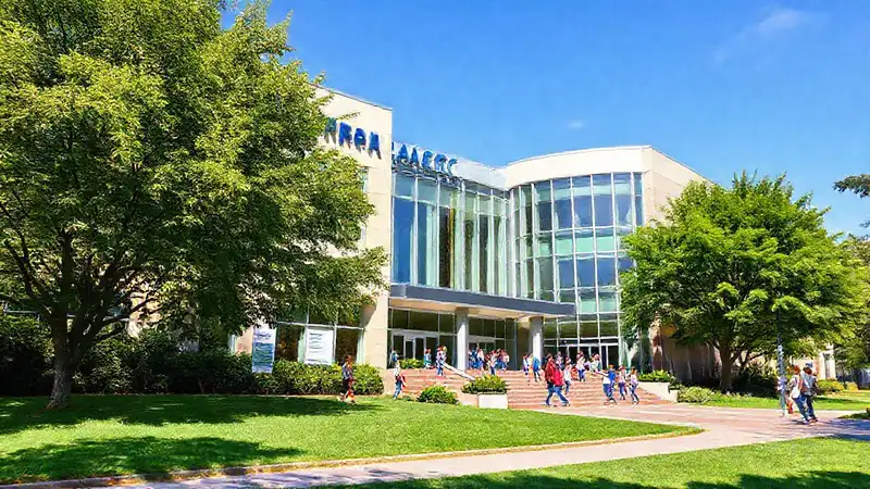 Campus universitario con farmacia moderna y estudiantes