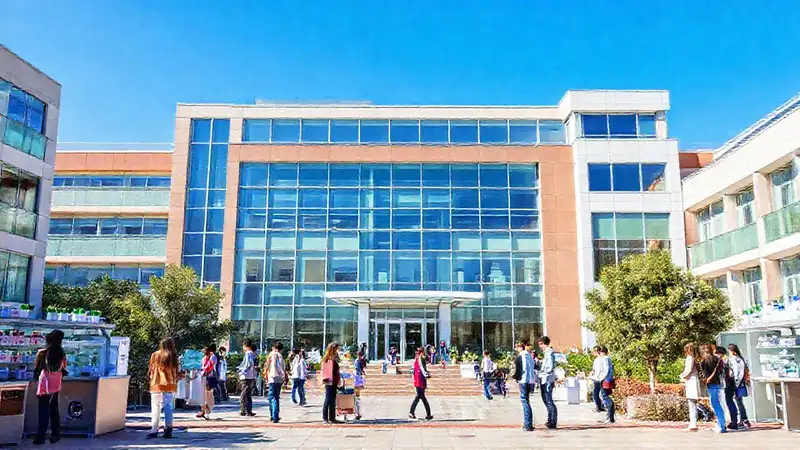 Estudiantes en farmacia universitaria moderna y vibrante