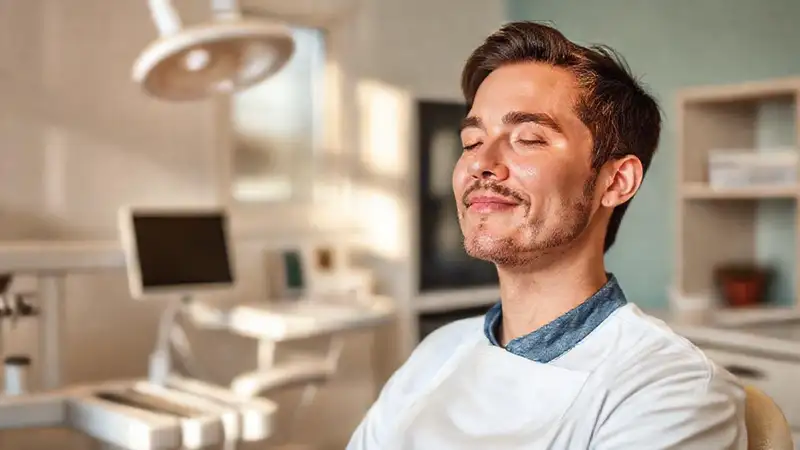 Dentista relajado en clínica tranquila y moderna