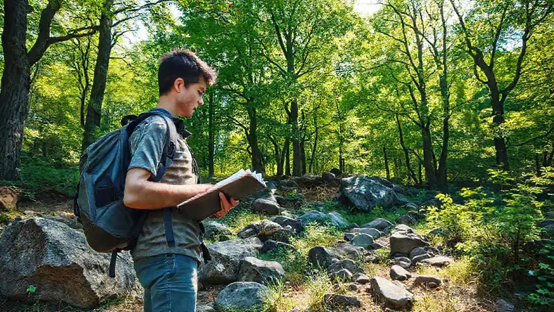Estudiante de geología en naturaleza tranquila