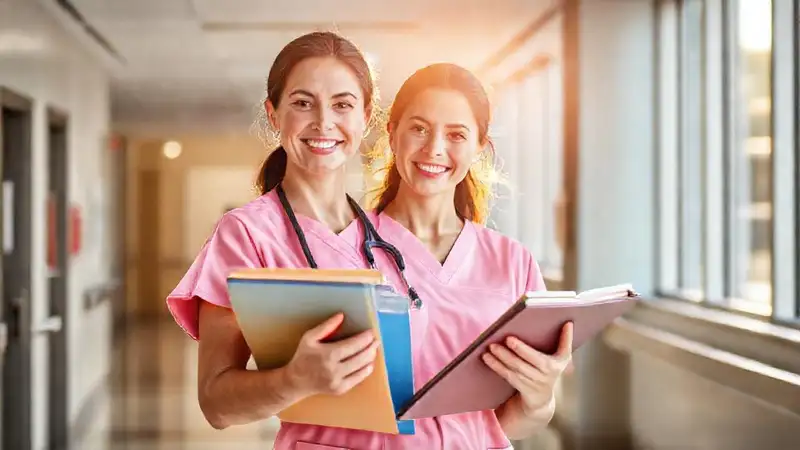 Enfermera feliz en hospital moderno y acogedor