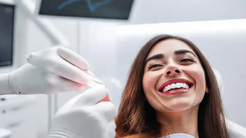 Clínica dental moderna con tecnología mínimamente invasiva