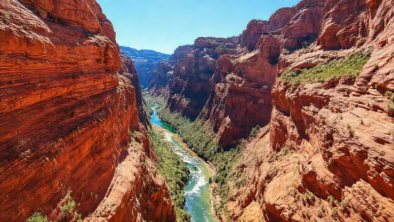 Paisaje espectacular con formaciones y río cristalino