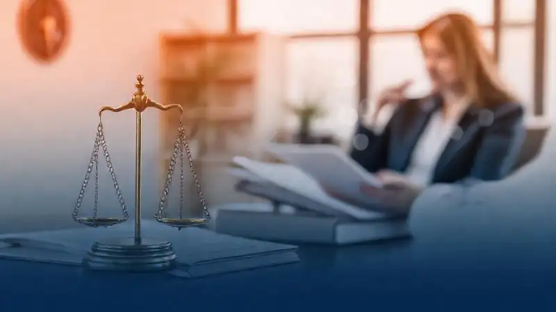 Documentos legales y confidencialidad en oficina moderna