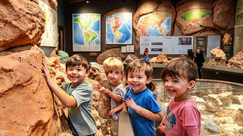 Niños explorando museos con rocas y minerales