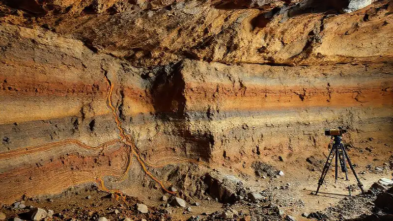 Exploración de recursos en terreno geológico