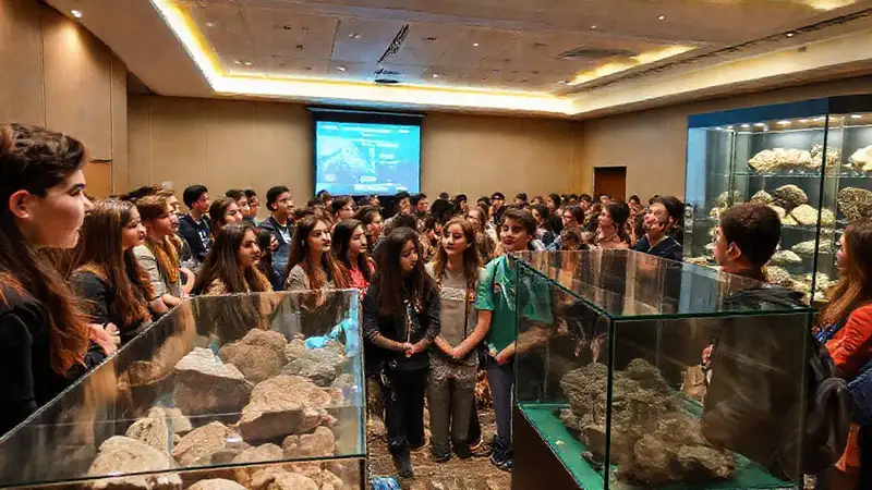 Estudiantes en conferencia de geología atentos y aprendiendo