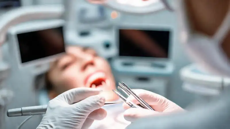 Herramientas dentales modernas en clínica profesional