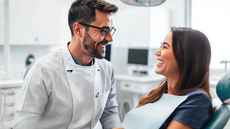 Dentista y paciente conversan en clínica moderna