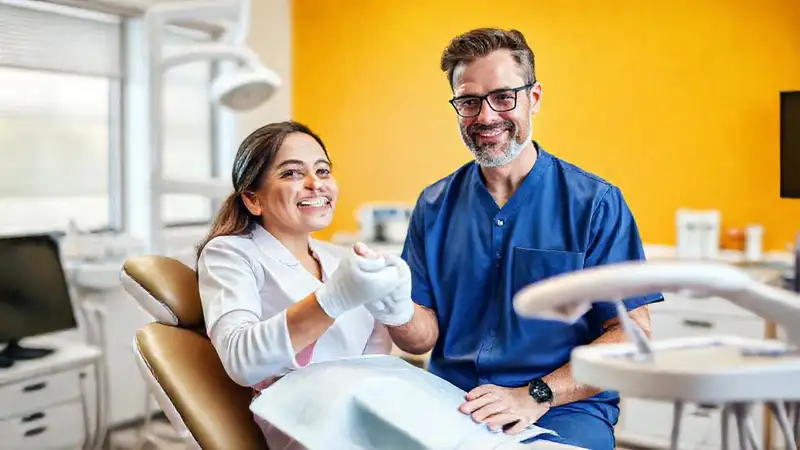 Profesional dental examina con confianza en clínica moderna