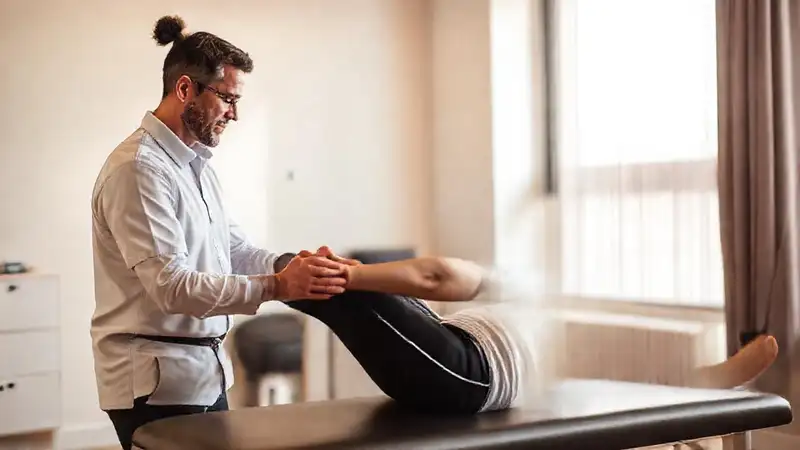 Terapia física en clínica moderna y luminosa