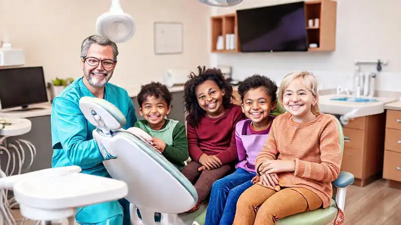 Silla dental accesible en clínica inclusiva y moderna
