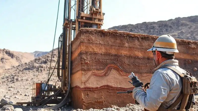 Perforación en terreno rocoso con geólogo