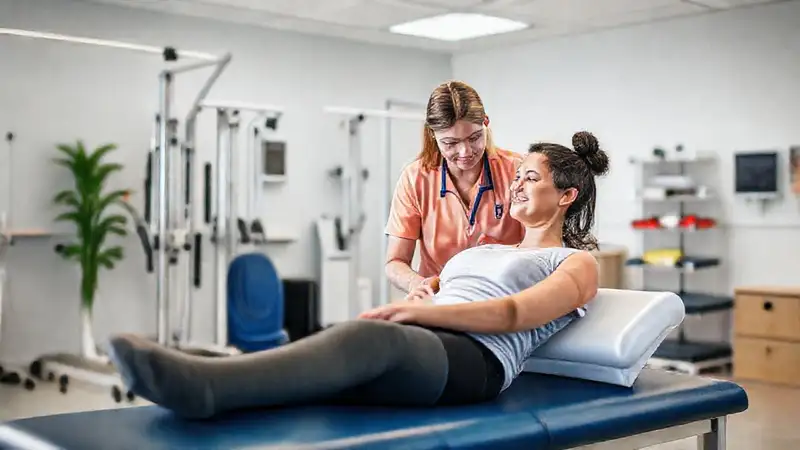 Sesión de terapia física enfocada en recuperación
