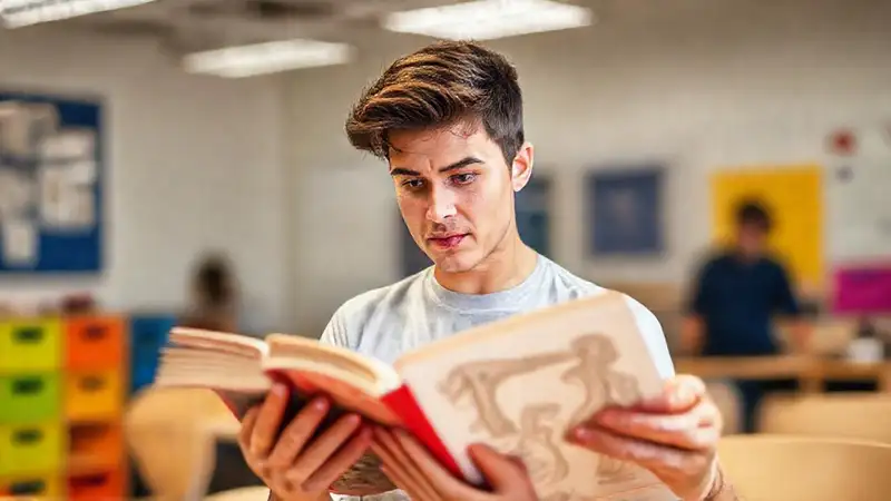 Estudiante de fisioterapia enfocado en anatomía