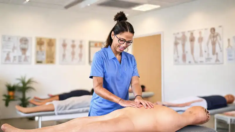 Terapista manual en clínica moderna con pacientes diversos